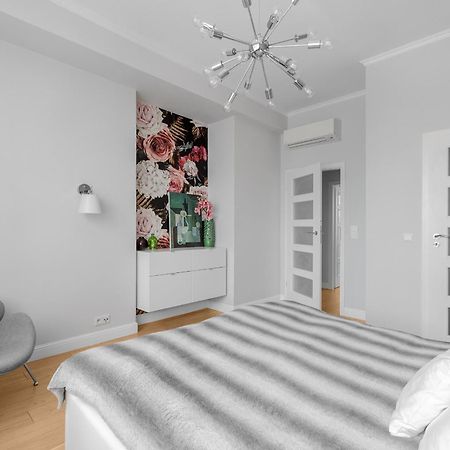 Unitapartament Delux Warszawa Centrum Blisko Plac Zbawiciela Hala Koszyki Metro Politechnika Jest To Elegancki I Wygodny Apartament Na Noclegi I Pobyt W Warszawie - Zapraszamy Luaran gambar