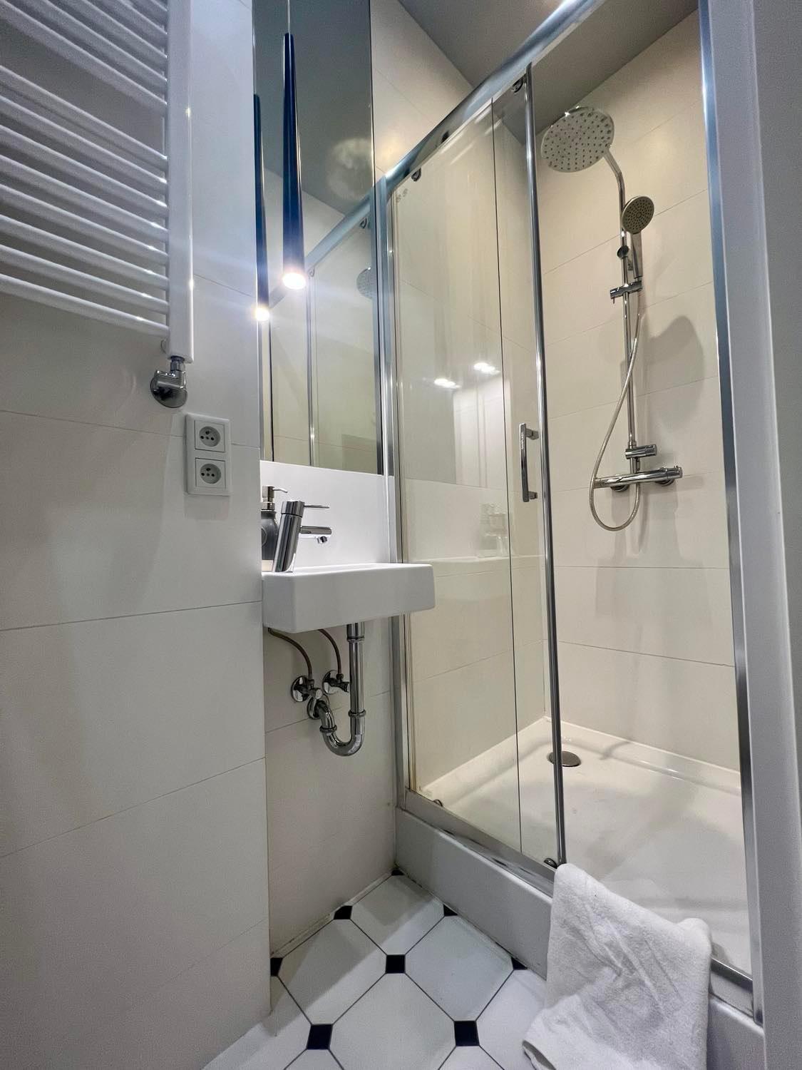 Unitapartament Delux Warszawa Centrum Blisko Plac Zbawiciela Hala Koszyki Metro Politechnika Jest To Elegancki I Wygodny Apartament Na Noclegi I Pobyt W Warszawie - Zapraszamy Luaran gambar