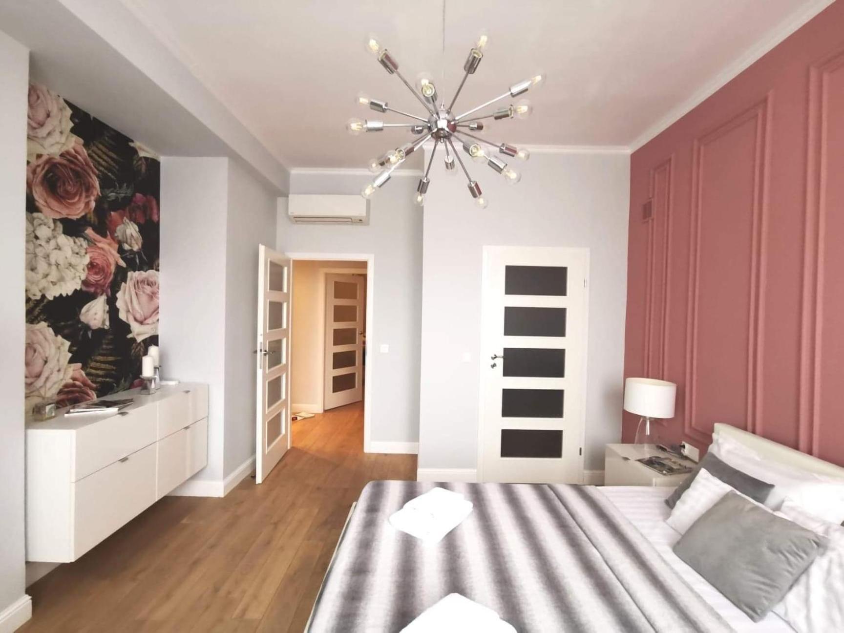 Unitapartament Delux Warszawa Centrum Blisko Plac Zbawiciela Hala Koszyki Metro Politechnika Jest To Elegancki I Wygodny Apartament Na Noclegi I Pobyt W Warszawie - Zapraszamy Luaran gambar